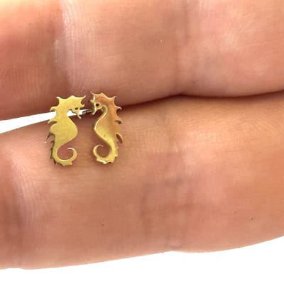 GoedeDoelen.Shop | Oorbellen Seahorse Gold | RVS Oorstekers | Oorbellen Met Zeepaardje | Zeepaardjes Grootte: 1,3 cm | Goudkleurige Oorbellen | Oorstekers | Unisex Oorbellen | Seahorse | Oceanlife | Wellness-House