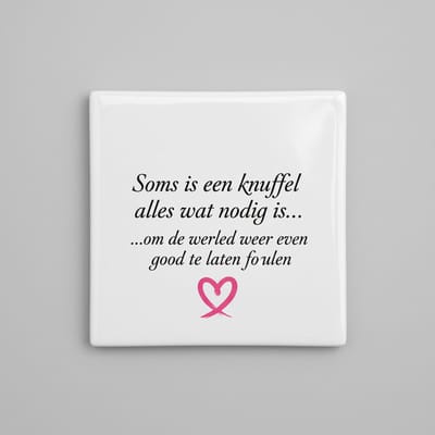 Hartverwarmende Quote Keramische Tegel “Soms is een knuffel alles wat nodig is” – Troostende Woondecoratie, Betekenisvol Cadeau Tegel 15 x 15 cm