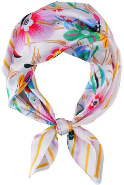 Een bijzondere en heerlijke gladde trendy sjaal in een mooie print (70 x 70cm). Soepele stof in aantrekkelijke kleuren. Leuk om voor uzelf te kopen of om cadeau te geven aan iemand. Voorzichtig wasbaar op 30 graden.