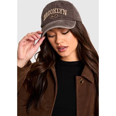 boohoo Dames Acid Wash Slogan Pet | Chocoladebruin