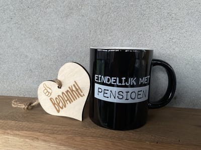 Creaties van Hier - Koffie mok - Beker - Black & White mok - Pensioen - met houten hartje Bedankt