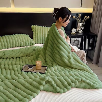 CALIYO Fleece deken 150 x 200 cm - Superzacht - Plaid voor Bank, Bed of Woonkamer Decoratie - Dekens - Plaids - Dekentje - Geribbeld - Donkergroen