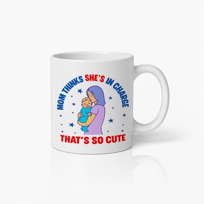 Grappige “Mama Denkt Dat Ze De Baas Is, Zo Schattig” Mok – Humoristisch Cadeau voor Moeders, Ouders en Gezinsliefhebbers