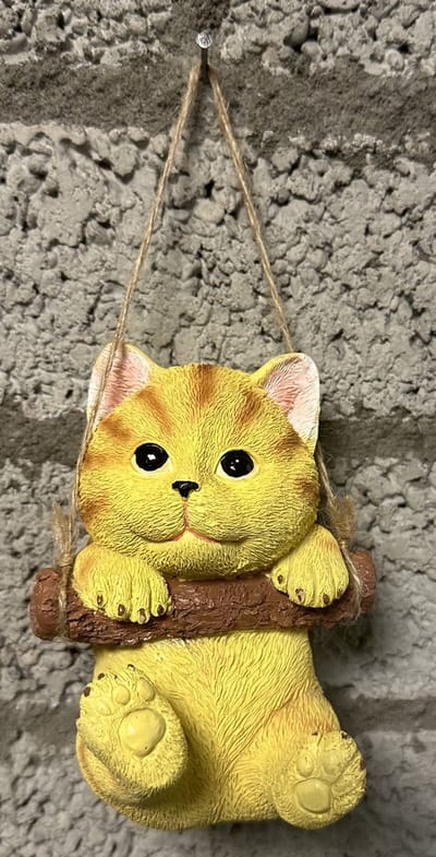 Polyresin hangend (tuin) dier "kat" - licht oranje + streepjes - hoogte 15x10x8 cm - ophangtouw - Voor binnen of buiten - Tuinaccessoires - Woonaccessoires