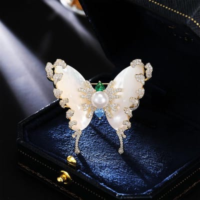 Dames Lichte Luxe Design Elegante Imitatie Parel Ingelegd Zirconium Vlinder Broche Modieuze Veelzijdige Niche Design Broche white