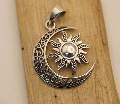 Sterling zilveren hanger zon met maan - zonnetje met maan hangertje van 925 zilver - zilveren hanger astrologie - mooie dage en nacht hanger van zilver - silver pendant sun with moon - astrologie hangers van zilver voor aan ketting