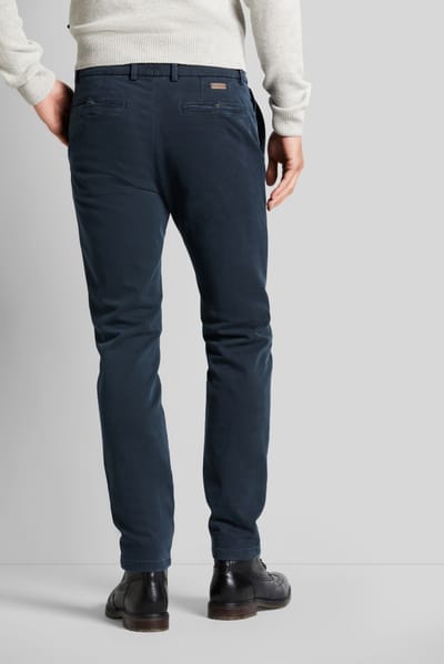 Bugatti Herren Een chino met een nauwsluitende pasvorm