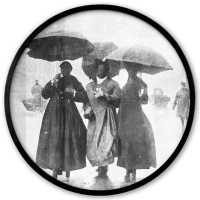 Poster in lijst Rond - Fotolijst 40x40 cm - Posters - Vrouwen - Paraplu - Zwart-wit - Straat - Ronde posterlijst zwart - Decoratie - Wanddecoratie woonkamer - Muurdecoratie slaapkamer