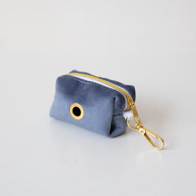 Pip & Palms - Honden Poepzakjeshouder Velvet Blauw - 9x5x5 cm - Incl. rol poepzakjes - Met Ritssluiting - Poepzakhouder - Poepzakjesdispenser