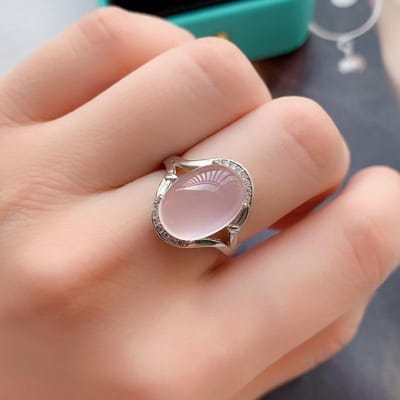 Klassieke nieuwe ringen in natuurlijke ijsbleekroze chalcedoon voor dames, prachtige transparante ovale licht luxe ring, trouwjuwelen resizable brown