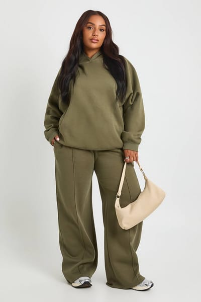 boohoo Dames Plus Core Basic Pintuck Detail Diepe Tailleband Wijde Pijpen Jogger | Kaki | Maat: 46