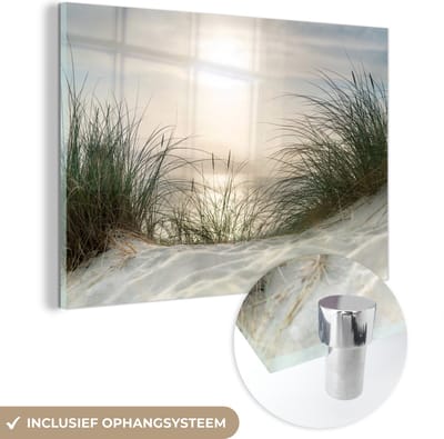 MuchoWow® Glasschilderij 60x40 cm - Schilderij acrylglas - Zand - Gras - Zon - Foto op glas - Muurdecoratie woonkamer - Wanddecoratie slaapkamer - Schilderijen