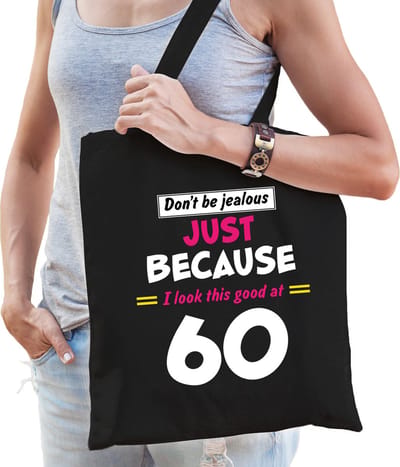 Dont be jealous just because i look this good at 60 - verjaardag cadeau tasje - zwart - voor dames - verjaardag cadeau