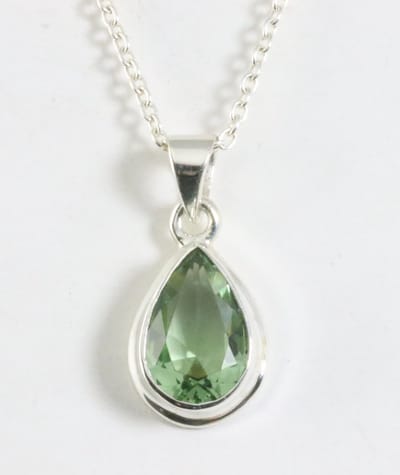 Druppelvormige zilveren hanger met groene amethist aan ketting