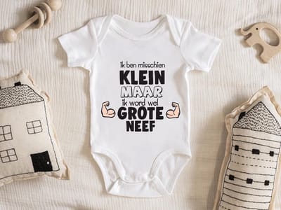 Hospitrix Baby Rompertje met Tekst "Ik ben misschien klein maar ik word wel grote neef" | Korte Mouw | Maat M - 3-6 maanden | Cadeau voor Zwangerschap | Bekendmaking | Aankondiging | Grote Neef |