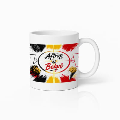 België Aftrap Voetbal Mok – Belgische Vlag Voetbalveld Bal Friet Design – Witte Koffiemok 330 ml – België Supporter Cadeau Beker