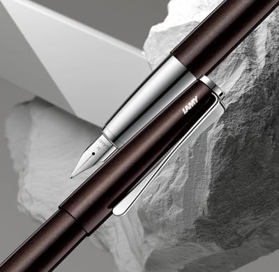 LAMY Studio Dark Brown Vulpen – Luxe Metalen Schrijfinstrument – Donkerbruin – Premium Design Vulpen – Blauwe Inkt – 139 mm
