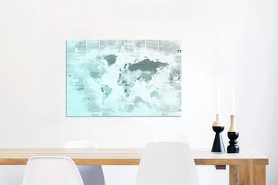 Aluminium schilderij 90x60 cm - Wanddecoratie metaal - Wereldkaart - Krant - Blauw - Metalen muurdecoratie woonkamer - Decoratie industrieel - Foto op dibond - Industriële accessoires slaapkamer