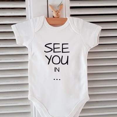 Baby Rompertje tekst coming soon 2026 2027 zwangerschap bekendmaking Zwangerschapsaankondiging maand See you in August Augustus |korte mouw | wit | maat 50/56 jongen meisje unisex | Cadeau voor de liefste aanstaande oma en opa mama papa oom tante