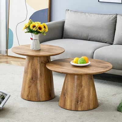 Salontafelset in natuurlijke houtlook (MDF) – 2 ronde bijzettafels met krukje, hoog 50×48 cm + laag 60×35 cm, natuurlijke houtnerf + stabiele voet, geschikt voor woonkamer/lounge.