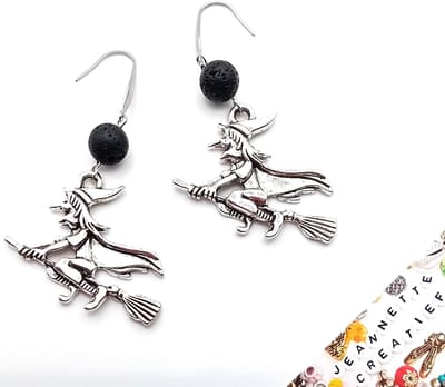 Jeannette-Creatief® - Halloween - Flying Witch - Oorhangers - Carnaval - Oorbellen - Oorbellen met natuursteen - Oorbellen Dames - Heks - Heksen - Halloween kostuum - Halloween oorbellen - Zwarte lava natuursteen - Carnaval - Carnavalskleding