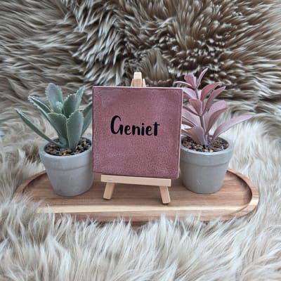 Robuust wenstegeltje “Geniet” – 10x10 cm – Inspirerende Wanddecoratie & Cadeau - Geniet tegel – Inspirerende tekst tegel – lifestyle quote tegel – Cadeau vriendin – Zomaar – Deco – Trendy nu – Decoratief Tegeltje met Standaard – Cadeau Idee