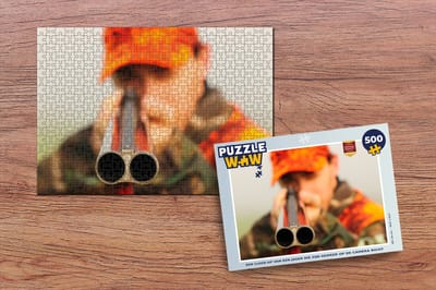 Puzzel Een close-up van een jager die zijn geweer op de camera richt - Legpuzzel - Puzzel 500 stukjes