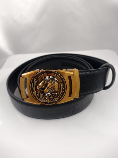 RR14-RB21-10*115 : Leren riem zwart, krokodillenpatroon L115cm, H38mm, D4mm met '2 paardenhoofden gezet in hoefijzer' buckle