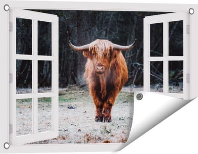 Gards Tuinposter Doorkijk Schotse Hooglander bij het Bos - 60x40 cm - Tuindoek - Tuindecoratie - Wanddecoratie buiten - Tuinschilderij