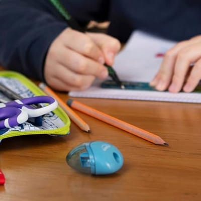 Set van 4 Ergonomische Puntenslijpers - 1 Gat met Transparante Tank - Compacte Schoolbenodigdheden voor Kinderen - 2 Blauw en 2 Geel