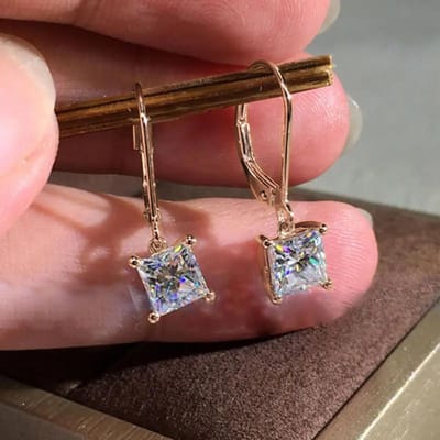 Huitan Luxe Solitaire Prinses Zirkonia Druppeloorbellen voor Vrouwen Eenvoudige Elegante Accessoires Bruiloft Feest Mode Sieraden brown