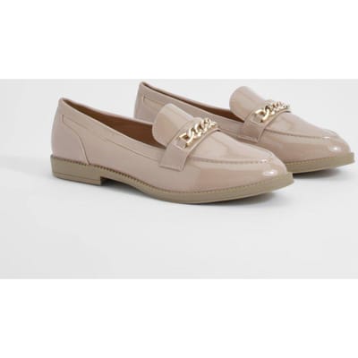 boohoo Dames Patent loafers met brede pasvorm en kettingversiering | Beige | Maat: 36