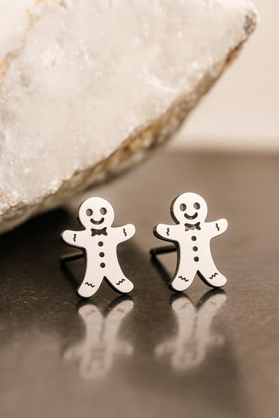 Lundholm Kerst Oorbellen - Kleine Oorknopjes Dames Zilver kleurig Gingerbread Man Cadeautje Meisje – Premium Stainless Steel – Schattige Gemberkoek Oorbellen – Waterproof & Hypoallergeen – Luxe Geschenkverpakking
