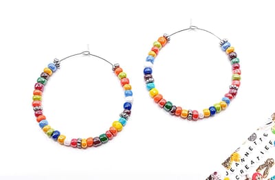 Jeannette-Creatief® - Beach - Hippie - Folklore - Hoops - Dames oorbellen - Oorringen - Dames oorhangers - Gekleurde glaskraaltjes - Festival - IBIZA - Boho - Oorbellen - Oorbellen Rocailles - Hoops - Grote Oorringen - Colorfull