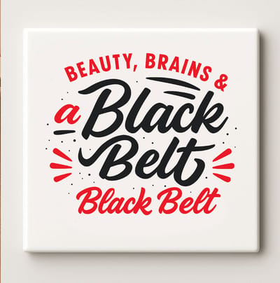 Beauty, Brains & a Black Belt Keramische Tegel 15x15 cm – Inspirerend Quote Ontwerp – Motiverende Wanddecoratie & Perfect Cadeau voor Sterke Vrouwen