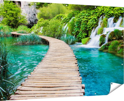 Gards Tuinposter Houten Pad op het Water bij de Watervallen - 180x120 cm - Tuindoek - Tuindecoratie - Wanddecoratie buiten - Tuinschilderij