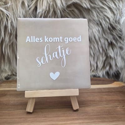 Robuust Wenstegeltje – Alles Komt Goed Schatje – Hip trendy tegeltje – 10x10 cm – Cadeau – Stijlvolle Woondecoratie – Stijlvolle Woondecoratie met Boodschap – Trendy nu – Decoratief Tegeltje met Standaard – Cadeau Idee