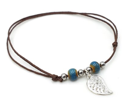 Enkelbandje of armband bruin koord met zilverkleurig blaadje en blauwe keramiek kralen