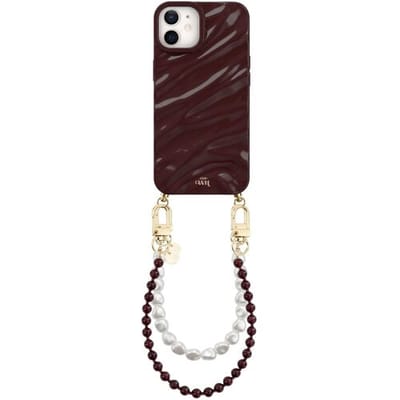 xoxo Wildhearts Burgundy Glaze telefoonhoesje met koord - geschikt voor iPhone 11 - Burgundy Muse & Pearls - Dream hoesje met telefoonkoord - Glimmende silicone case met plooien - Kralenketting met korte parelketting - Bordeaux rood