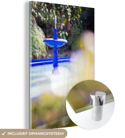 ® Glasschilderij 120x180 cm - Schilderij acrylglas - Blauwe waterfontein in de Marokkaanse tuin Majorelle - Foto op glas - Muurdecoratie woonkamer - Wanddecoratie slaapkamer - Schilderijen