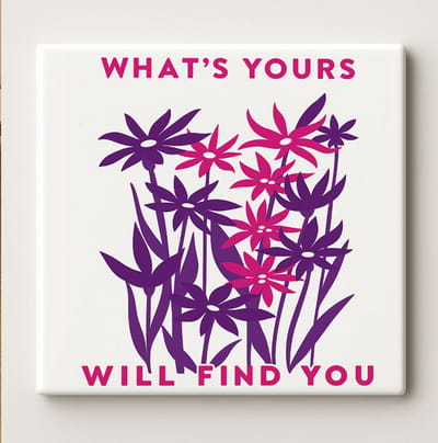 What’s Yours Will Find You Inspirerende Bloemen Tegel – 15x15 cm Keramische Wandtegel – Motiverend Quote Cadeau voor Thuis of Kantoor
