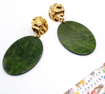 Jeannette-Creatief® - Resin - Ovaal Donkergroen - Groene Oorbellen - Olijfgroen - Mosgroen - Donkergroen - Gouden RVS Oorbellen - Oorbellen - Resin Oorbellen - Dames Oorbellen - Oorbellen Dames - Gehamerde Oorknoppen