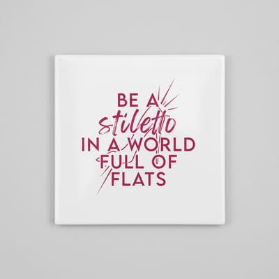 Inspirerende 15×15 cm Keramische Tegel – “Be a Stiletto in a World Full of Flats” Motiverende Fashion Quote Wanddecor