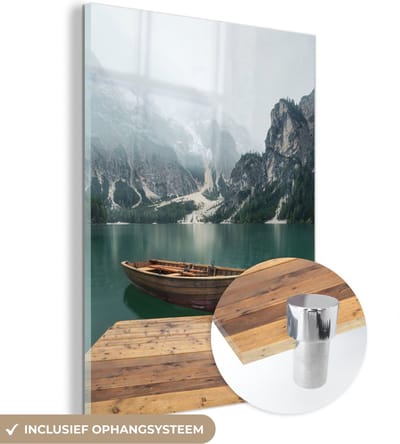 MuchoWow® Glasschilderij 30x40 cm - Schilderij acrylglas - Mist - Sneeuw - Berg - Boot - Foto op glas - Schilderijen