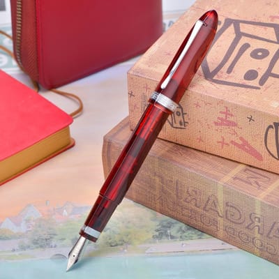 Elegante Driehoekige Piston Vulpen met EF Nib, Transparant Rode Hars en Luxe Cadeauverpakking voor Schrijven