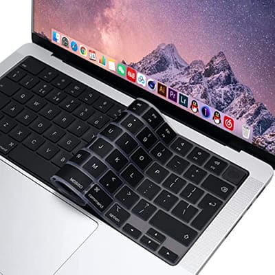 Siliconen Toetsenbord Cover voor MacBook Air 13/15" & Pro 14/16" (M1 t/m M5) - EU Layout - Zwart met Witte Letters - Geschikt voor o.a. A2681, A3113, A2442, A2992, A3112, A3501