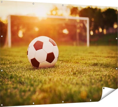 Gards Tuinposter Voetbal met Goal tijdens Zonsondergang - 160x120 cm - Tuindoek - Tuindecoratie - Wanddecoratie buiten - Tuinschilderij