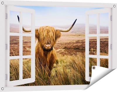 Gards Tuinposter Doorkijk Schotse Hooglander Koe in het Veld - 90x60 cm - Tuindoek - Tuindecoratie - Wanddecoratie buiten - Tuinschilderij
