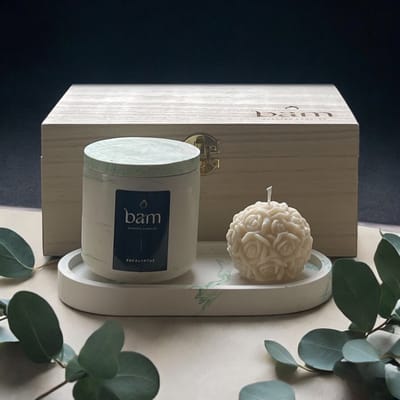 BAM Kaarsen Eucalyptus Geschenkset – Geurkaars 140 g met Houten Lont – Handgemaakte Rozenkaars en Ovale Schaal