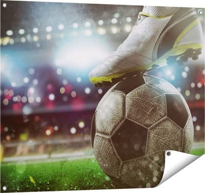 Gards Tuinposter Voetbal Aftrap met de Bal in het Stadion - 100x80 cm - Tuindoek - Tuindecoratie - Wanddecoratie buiten - Tuinschilderij